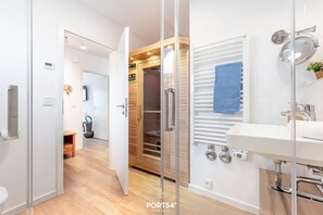 Shower, hair dryer - Diek No. 3 Nordseeresort - fireplace, infrared cabin, close to the beach and the North Sea, balcony (Büsum)