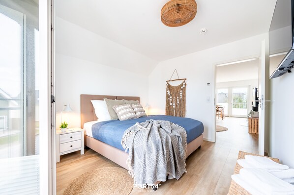 2 chambres, fer et planche à repasser, lit de bébé portatif