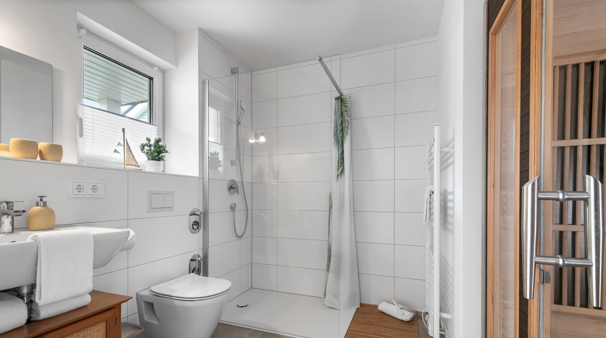 Ein modernes Badezimmer mit Dusche, Toilette und Waschbecken.