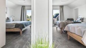 Une chambre moderne avec deux lits, une grande fenêtre et une vue sur l’extérieur.