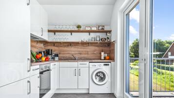 Kühlschrank, Mikrowelle, Ofen, Herdplatte