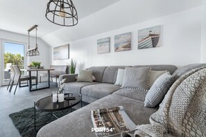 Fernseher, Kamin, Videothek