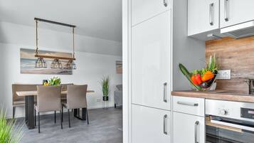 Kühlschrank, Mikrowelle, Ofen, Herdplatte