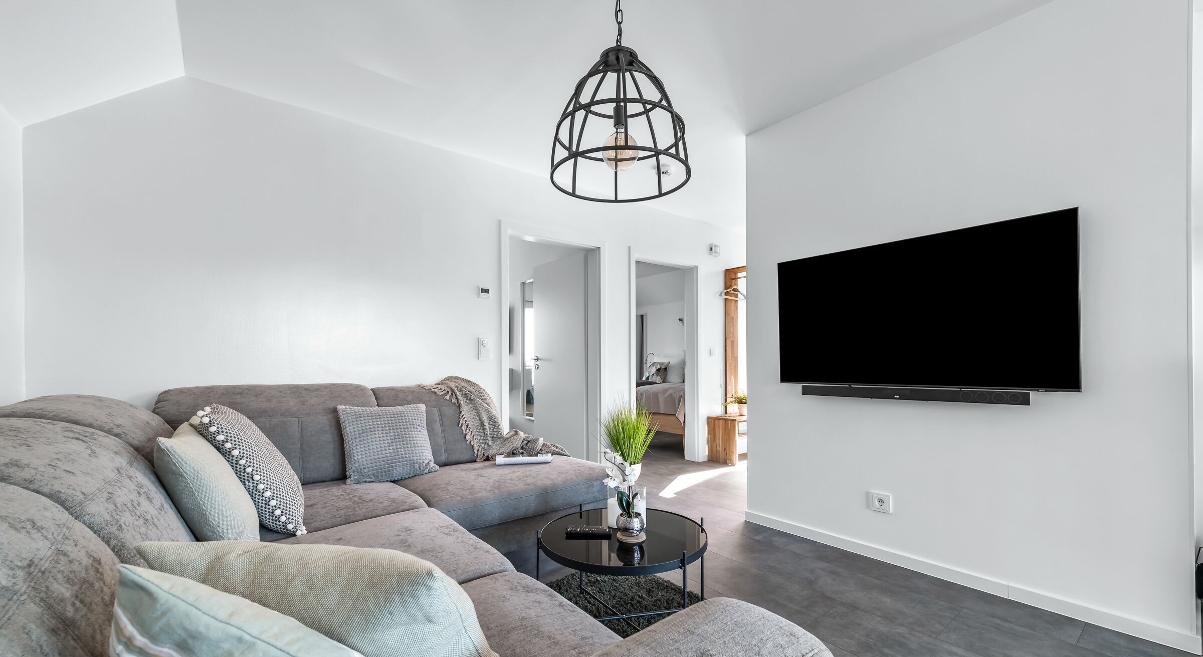 Fernseher, Kamin, Videothek