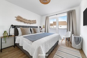 2 dormitorios, tabla de planchar con plancha, cuna de viaje