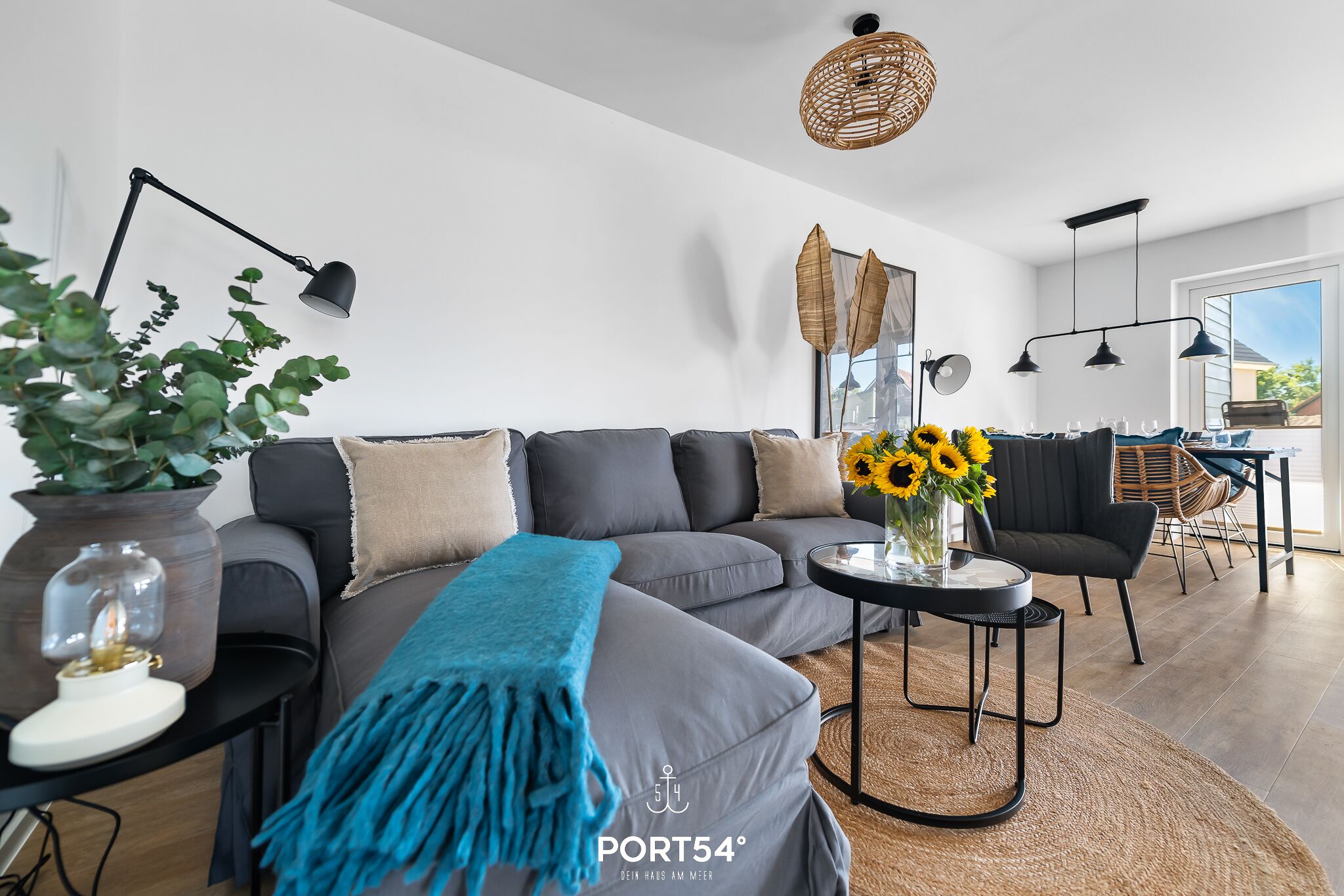 Tv, eldstad och ett filmbibliotek