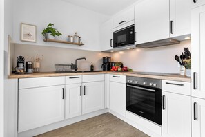 Fridge, microwave, oven, stovetop - Ferienwohnung Beach Bude Büsum (Büsum)