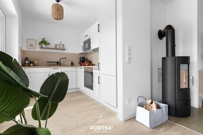 Fridge, microwave, oven, stovetop - Ferienwohnung Beach Bude Büsum (Büsum)