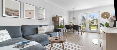 Fernseher, Tischtennisplatte