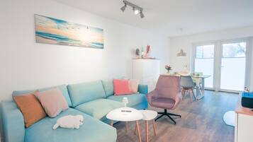 Tv, eldstad och ett filmbibliotek