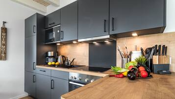 Kühlschrank, Mikrowelle, Ofen, Herdplatte