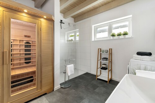 Freistehendes Haus mit Sauna, Terrasse, Kamin & Parkplatz direkt am Haus