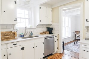 Oven, stovetop, cookware/dishes/utensils, dining tables