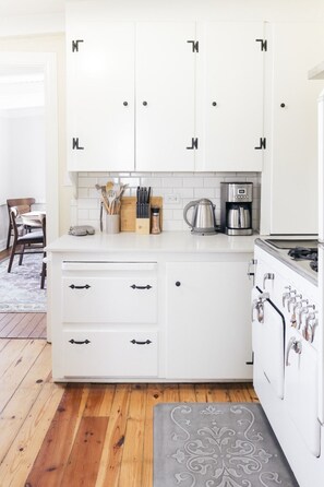 Oven, stovetop, cookware/dishes/utensils, dining tables