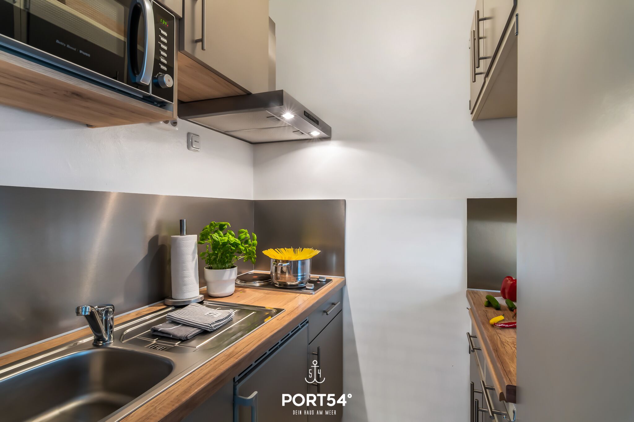 Réfrigérateur, micro-ondes, plaque de cuisson, cafetière/bouilloire