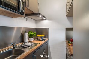 Frigorífico, microondas, placa de cocina y cafetera o tetera