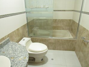 Habitación Confort | Baño | Ducha y toallas