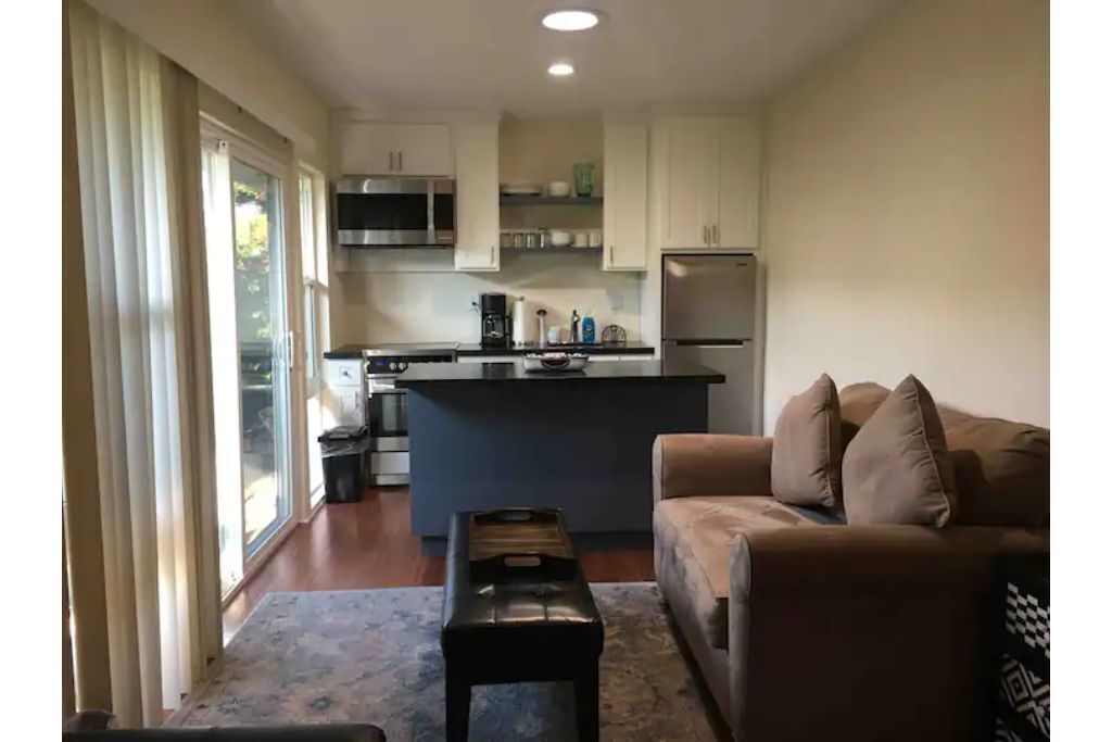Xtra Lge master bed W private enter & kitchennett