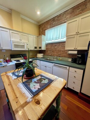 Microwave, oven, stovetop, dishwasher - Sweet Downtown Studio (Telluride)