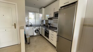 Refrigerador, microondas, horno y parrilla de estufa