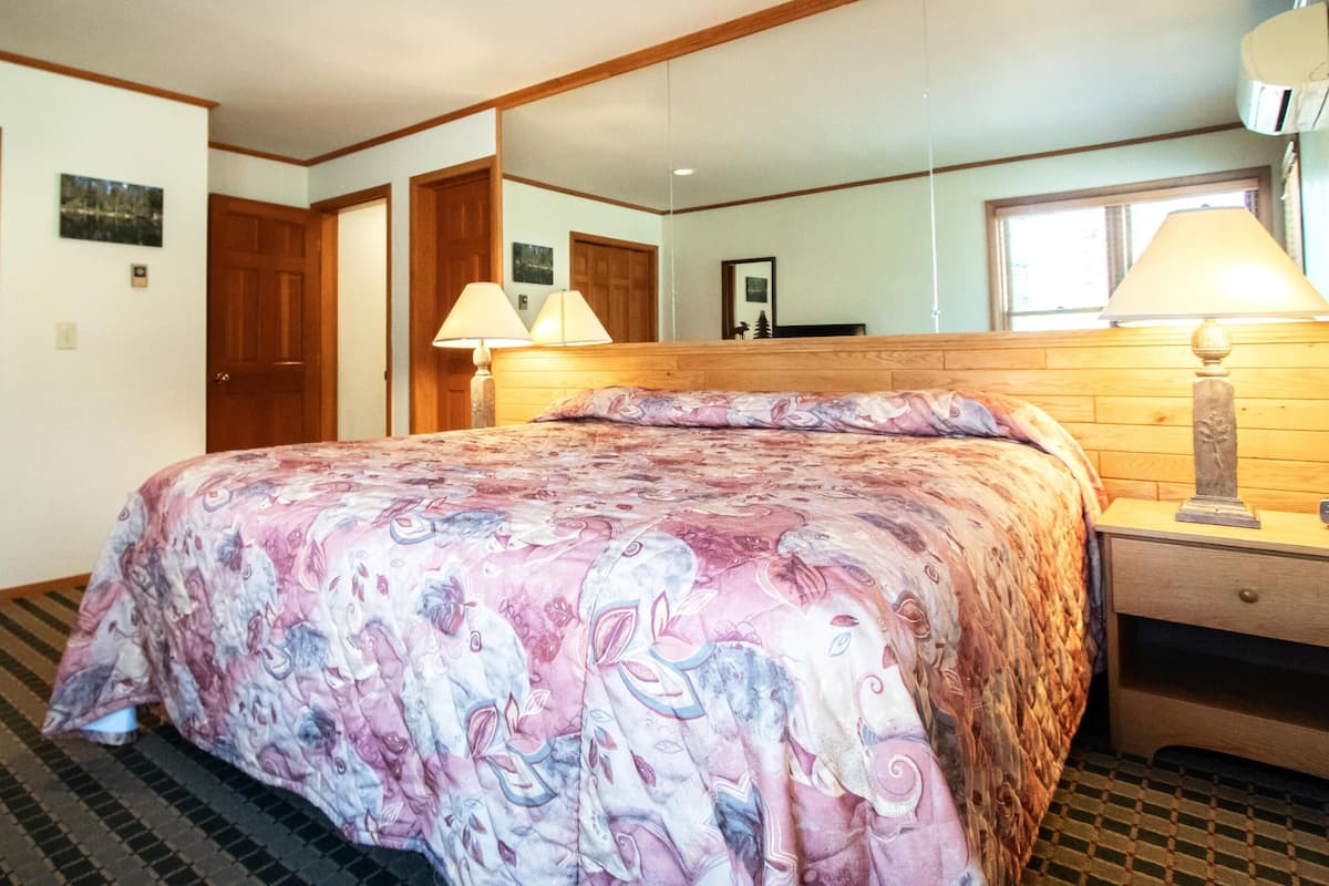Deluxe Condo, 1 Bedroom, Non Smoking | 1 bedroom, free WiFi, bed sheets