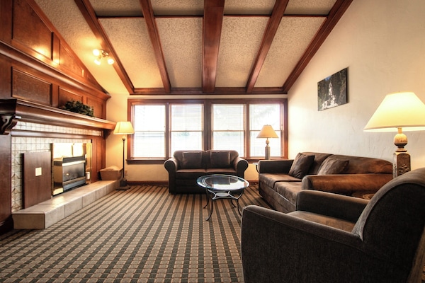 Familie appartement, 2 slaapkamers, niet-roken | Woonruimte | Een 40-inch flatscreentelevisie met kabelzenders en een televisie