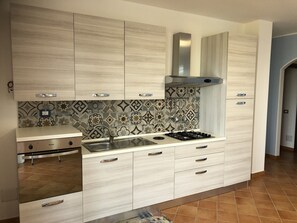 Frigorifero, microonde, forno, piano cottura