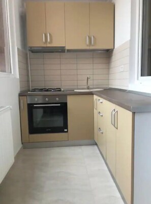 Private kitchen - Romania, Bucharest Studio in a new neighborhood in Bucharest . (Dudu)