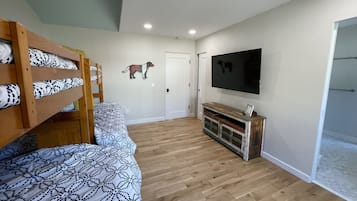 3 bedrooms, travel cot, free WiFi, bed sheets