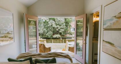 Canal front, Modern Tiny House! Bikes. Fire pit!