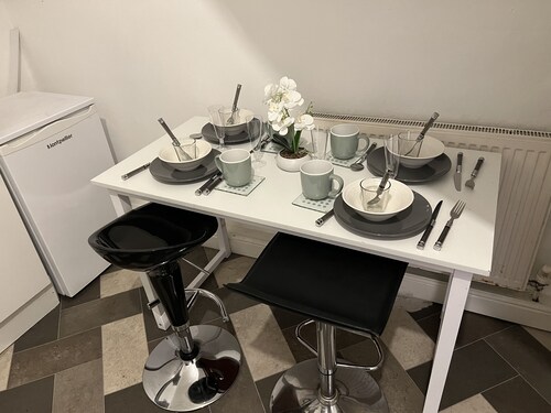 Guesthouse-2br-parking-wifi-toiletriesprovided