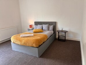 House | 2 bedrooms, free WiFi, bed sheets - Guesthouse-2br-parking-wifi-toiletriesprovided (Bishop Auckland)