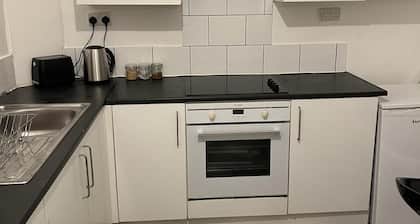 Guesthouse-2br-parking-wifi-toiletriesprovided