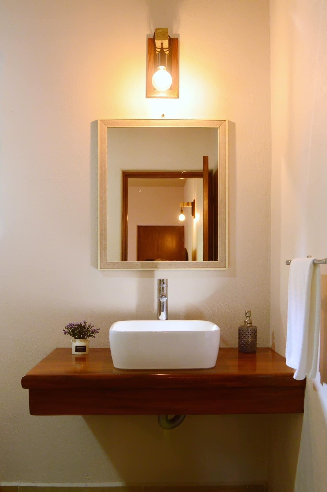 Caja de seguridad en la habitación y tabla de planchar con plancha 