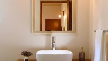 Caja de seguridad en la habitación y tabla de planchar con plancha