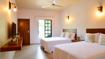 Caja de seguridad en la habitación y tabla de planchar con plancha