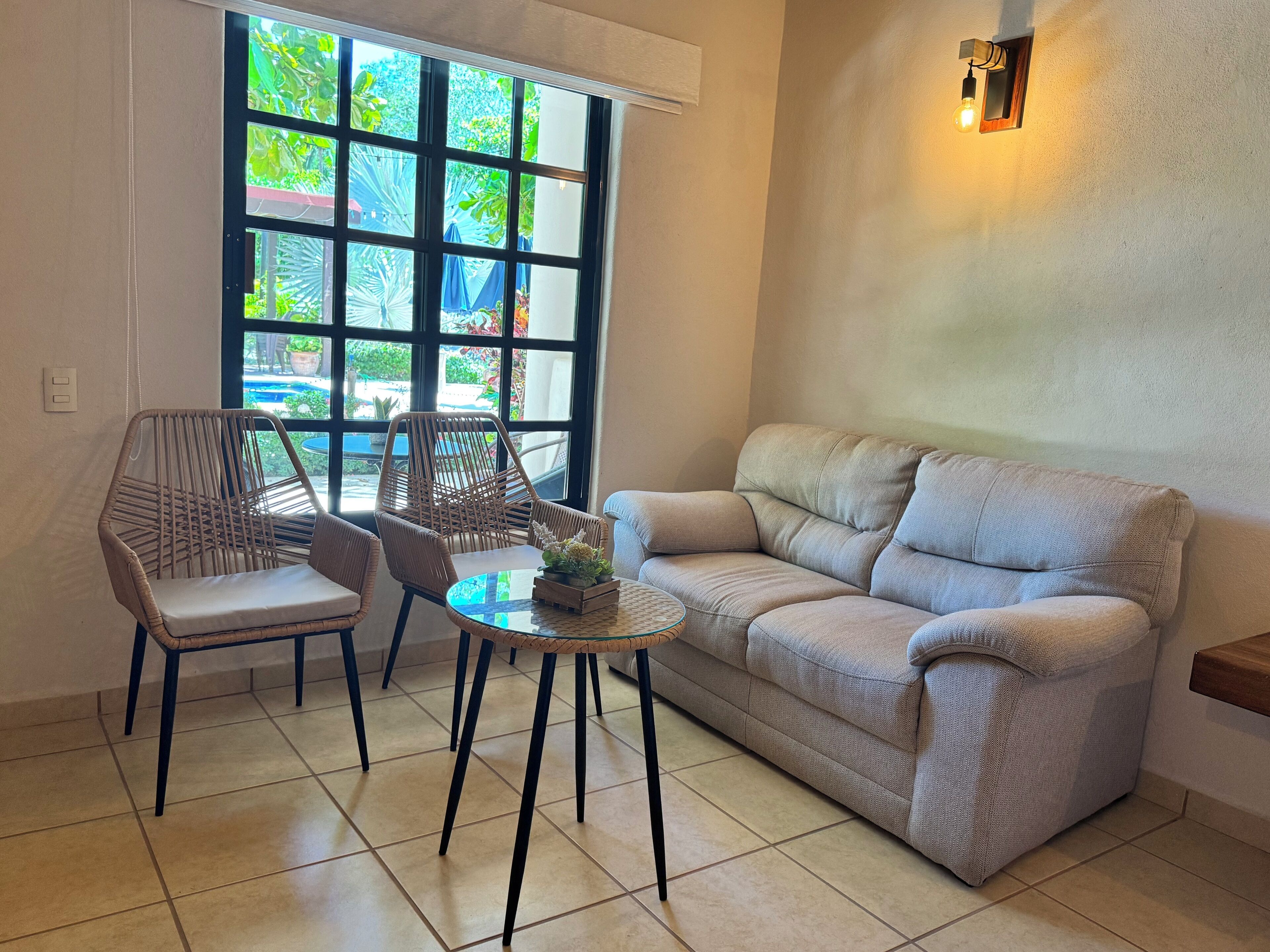 Caja de seguridad en la habitación y tabla de planchar con plancha 