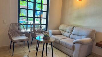 Caja de seguridad en la habitación y tabla de planchar con plancha