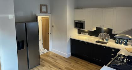 Luxury 2 bed Apartment Great Location