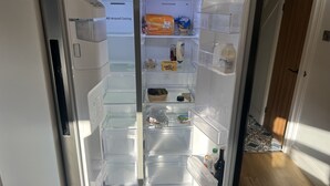 Ein offener Kühlschrank mit verschiedenen Lebensmitteln und Getränken.