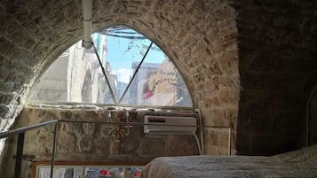 Studio, 1 Queen Bed | Free WiFi, bed sheets