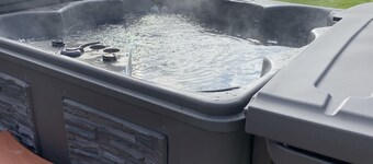 Family-sized farm cottage/lovely views/private garden w/hot tub