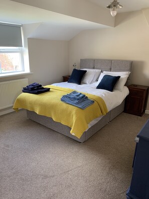 3 chambres, fer et planche à repasser, lit de bébé portatif