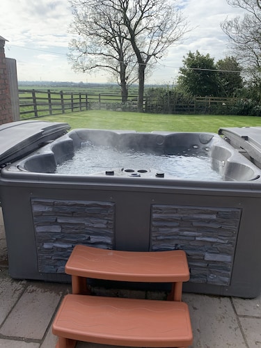 Family-sized farm cottage/lovely views/private garden w/hot tub