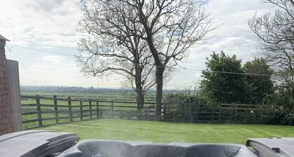 Family-sized farm cottage/lovely views/private garden w/hot tub