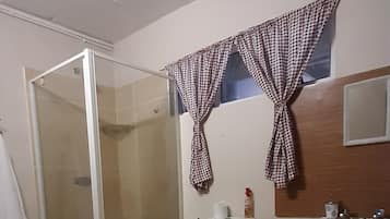 Appartement | Salle de bain | Douche, sĂšche-cheveux, serviettes fournies