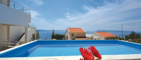 Huvila (Six Bedroom Villa with Swimming Pool ) | Ulkouima-allas | Kauden mukainen ulkouima-allas, aurinkovarjoja, aurinkotuoleja