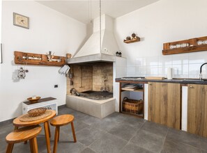 Huvila (Six Bedroom Villa with Swimming Pool ) | Yksityinen keittiö | Jääkaappi, ruokailupöytä
