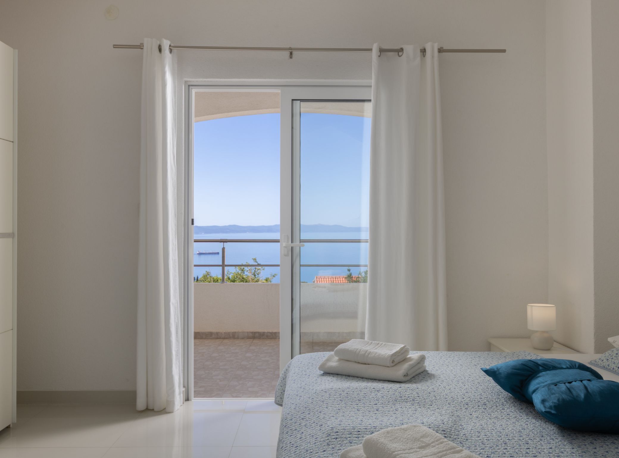 Villa (Six Bedroom Villa with Swimming Pool )