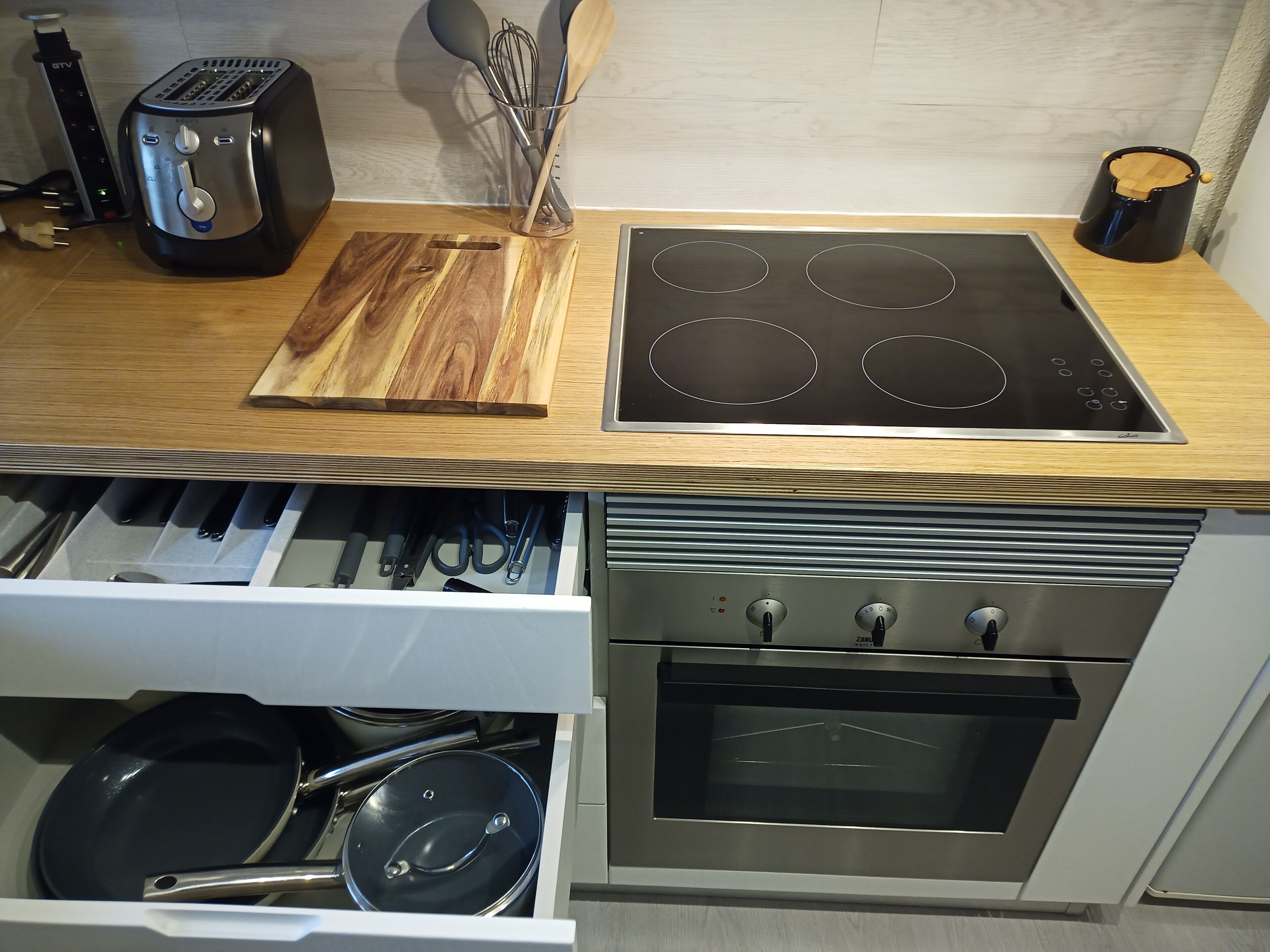 冰箱、微波炉、烤箱、炉灶